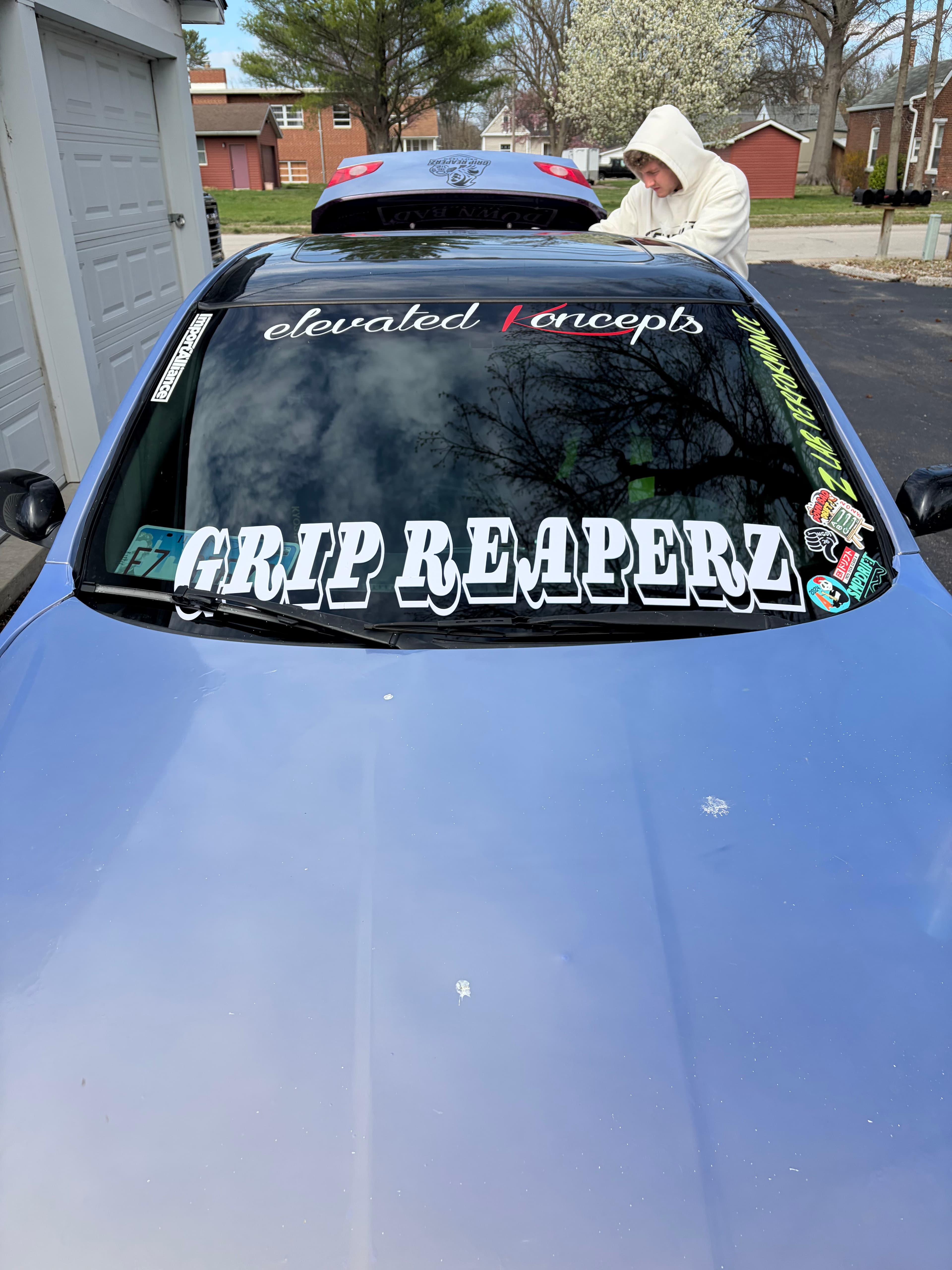 Rear view and GripReaperz banner on the blue 350Z